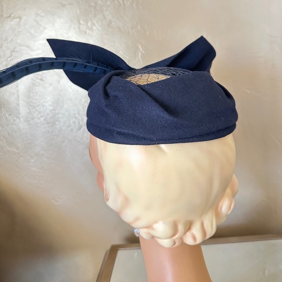 SOPHISTICATED 1950's NAVY FELT  HAT + VERY LONG FEATHER, OPEN CROWN & BOW - Picture 6 of 15